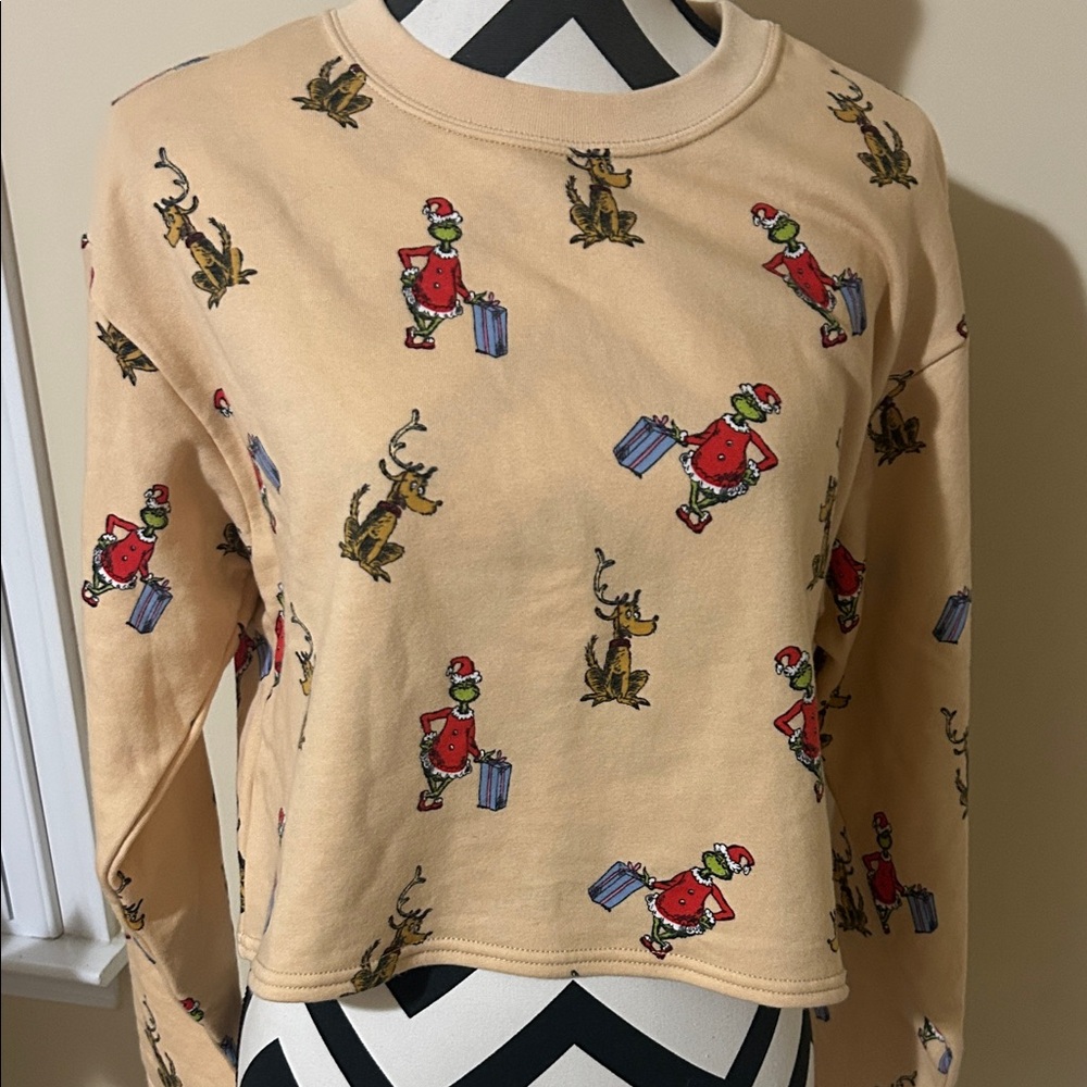 American Eagle The Grinch Christmas crop shirt